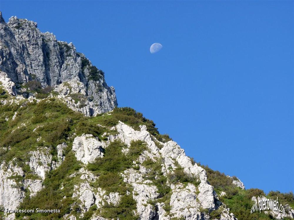 01 C'e' ancora la luna quando iniziamo la salita.JPG